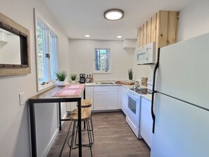 Fridge, microwave, oven, stovetop - BearHaus1- Pool, Gym, Fireplace (Killington)