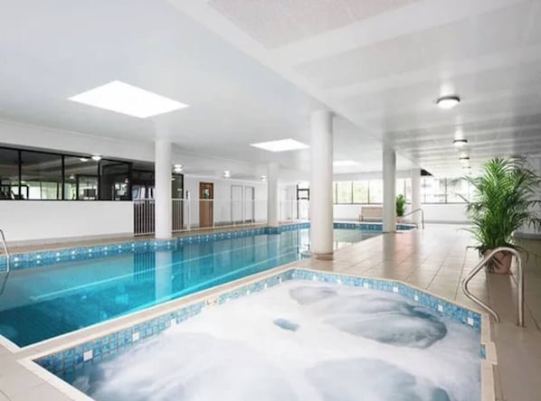Una piscina cubierta