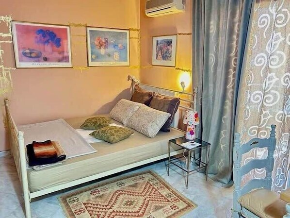 Iron/ironing board, WiFi, bed sheets