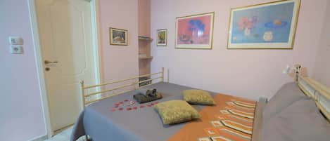 Iron/ironing board, WiFi, bed sheets
