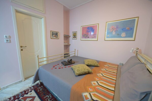 Iron/ironing board, WiFi, bed sheets