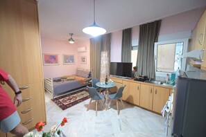 Iron/ironing board, WiFi, bed sheets