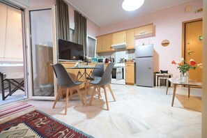 Réfrigérateur, four à micro-ondes, un four, surface de cuisson