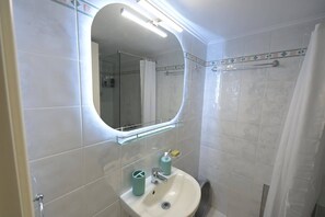 Shower, hair dryer, towels, shampoo - Charming Chios Island Getaway in a Cozy Studio (Chios)