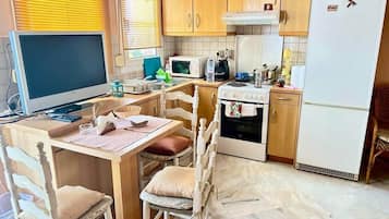 Kylskåp, mikrovågsugn, ugn och spishäll