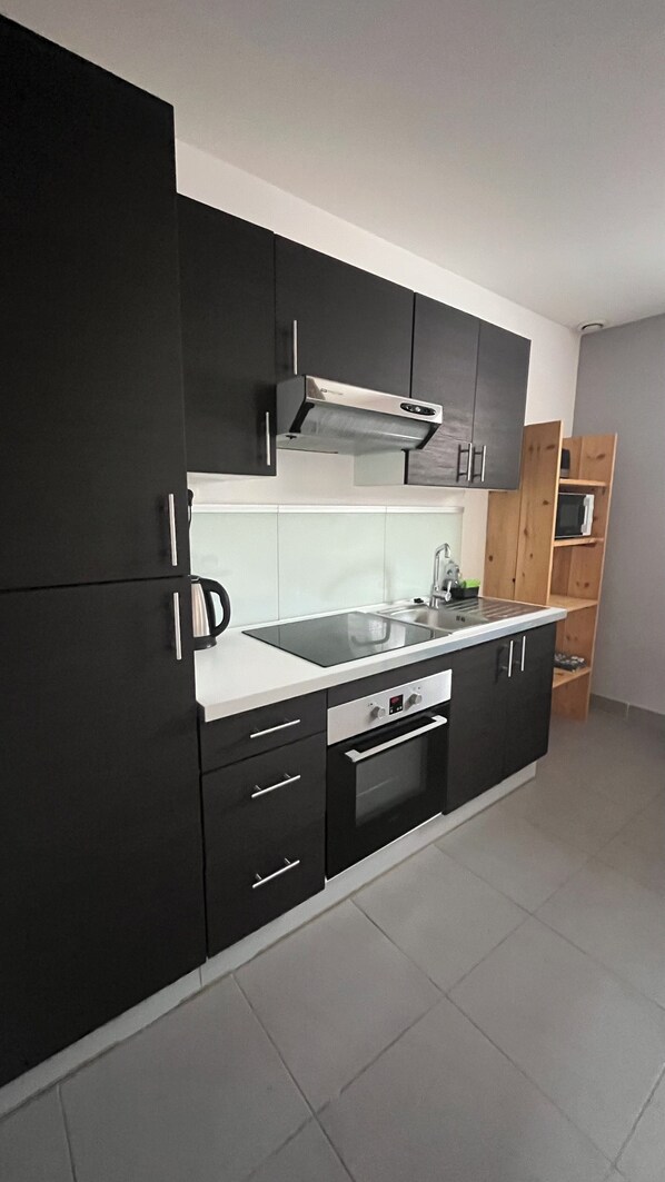 KĂŒhlschrank, Mikrowelle, Ofen, Herdplatte