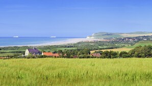 A coastal landscape with a church, houses, and a beach. - Les Buissonnets - Maison de Campagne à 10 Minutes de la Plage de Wissant (Peuplingues)