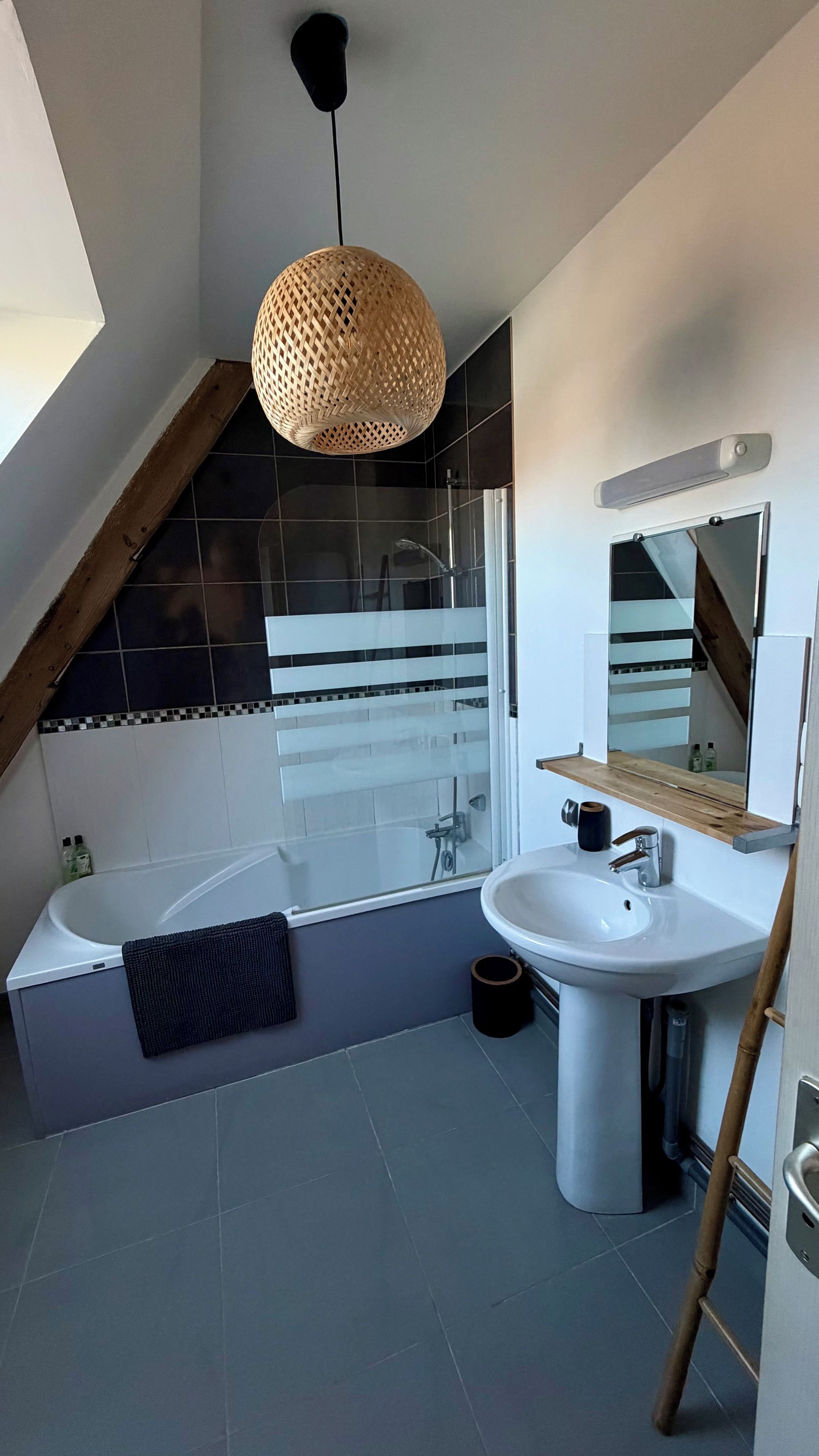 Een moderne badkamer met een bad, een wastafel en een douche.