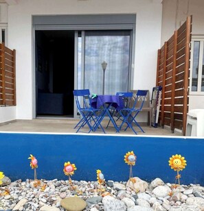 Outdoor dining - Charaki Escape Chic Studio with Seafront Patio (Rhodes)