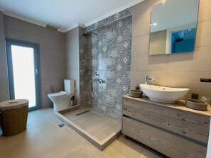 Shower, hair dryer, towels, shampoo