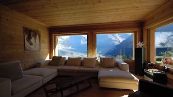 Smart-TV, Kamin, DVD-Player, BĂŒcher