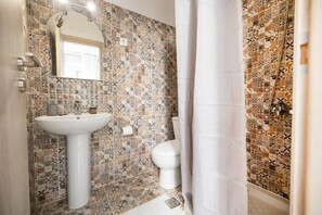 Douche, sĂšche-cheveux, serviettes fournies, shampoing