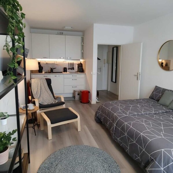 Iron/ironing board, WiFi, bed sheets