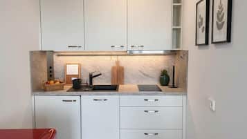 Kühlschrank, Ofen, Herdplatte, Wasserkocher mit Kaffee-/Teezubehör