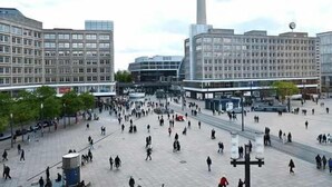 A spacious public square with modern buildings, a tall monument, and a busy pedestrian area. - Bright & Charming Studio at Alexanderplatz (Berlin)