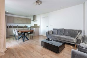 TV - Brand-new contemporary flat in Bermondsey (London)