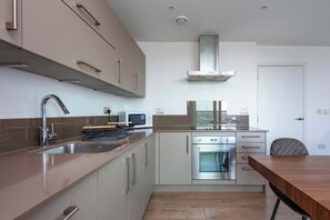 Fridge, microwave, oven, stovetop - Brand-new contemporary flat in Bermondsey (London)