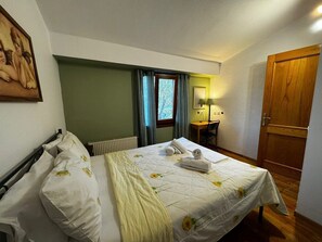 2 chambres, fer et planche à repasser, Wi-Fi, draps fournis