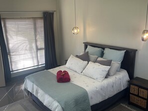 2 habitaciones, caja de seguridad en la habitación y escritorio