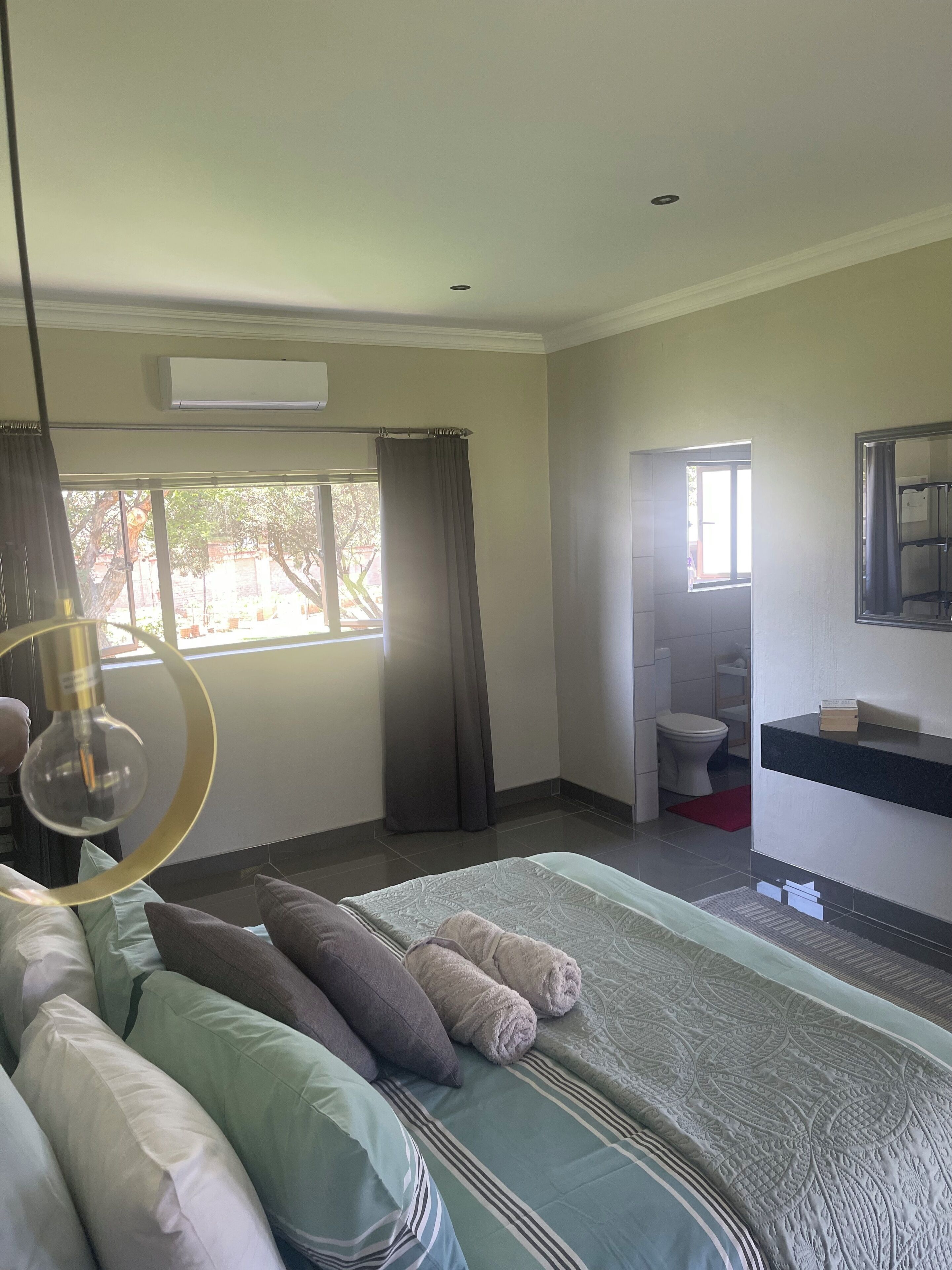 2 bedrooms, in-room safe, desk, iron/ironing board