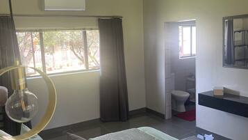 2 bedrooms, in-room safe, desk, iron/ironing board