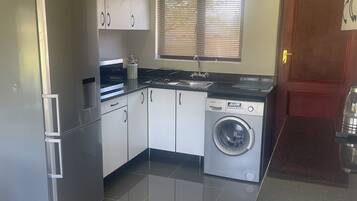 Microwave, cookware/dishes/utensils