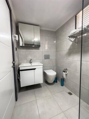 Standard Triple Room, Courtyard View | Bathroom