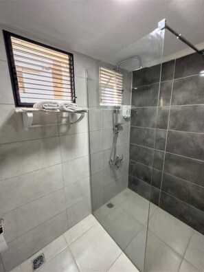 Habitación triple estándar, vistas al patio | Baño | Toallas