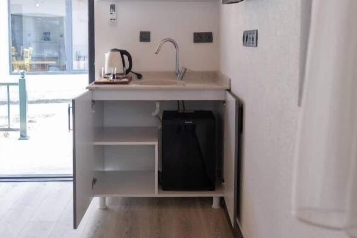 Standard Triple Room, Courtyard View | Private kitchen