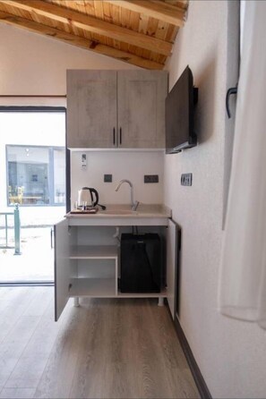 Standard Triple Room, Courtyard View | Private kitchen