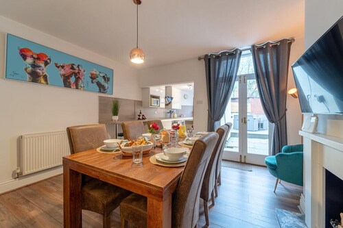 Walking distance into town, sleeps 5