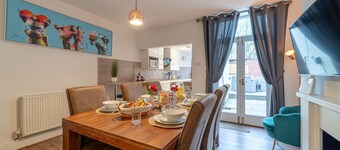 Walking distance into town, sleeps 5