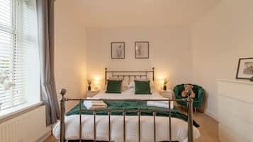 3 bedrooms, desk, iron/ironing board, free WiFi