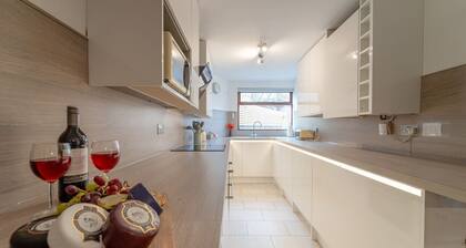 Walking distance into town, sleeps 5