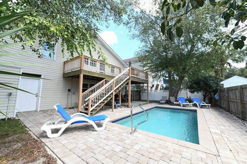 5 BR Walk to the Beach House with a Private Pool! The Salty Seagull