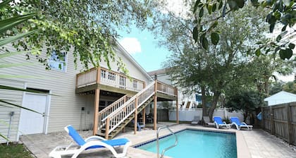 5 BR Walk to the Beach House with a Private Pool! The Salty Seagull
