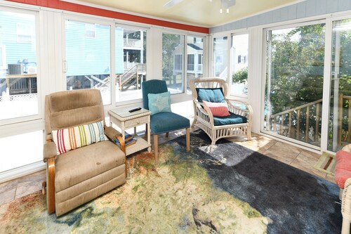 Walk to the Beach 6 BR Beach House with a Private Pool! Wavy Daze 