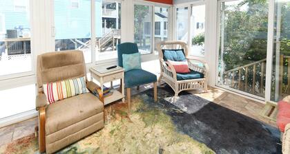 Walk to the Beach 6 BR Beach House with a Private Pool! Wavy Daze