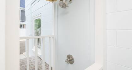 Walk to the Beach 6 BR Beach House with a Private Pool! Wavy Daze