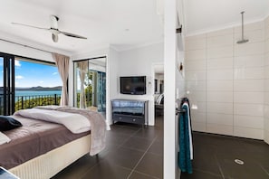 Unclassified image, 4 of 24, button - Panorama at Shute Harbour (Shute Harbour)