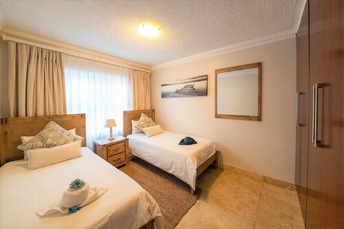 Stunning ocean vistas, near top surf spots, shops; private, all amenities.