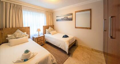 Stunning ocean vistas, near top surf spots, shops; private, all amenities.