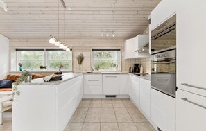 Een koelkast, een oven, een kookplaat, een vaatwasser