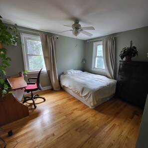 4 Schlafzimmer, Schreibtisch, Bügeleisen/Bügelbrett, WLAN