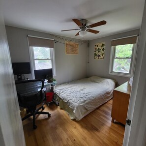 4 habitaciones, escritorio, tabla de planchar con plancha y wifi 