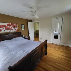 4 bedrooms, desk, iron/ironing board, WiFi -  4 Kilometers from Ottawa City center Manor Park  4 Bed with  an Office. (Ottawa)
