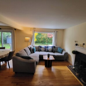 Fernseher, Bücher, Stereoanlage, Computerbildschirme