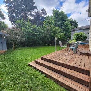 Outdoor dining -  4 Kilometers from Ottawa City center Manor Park  4 Bed with  an Office. (Ottawa)