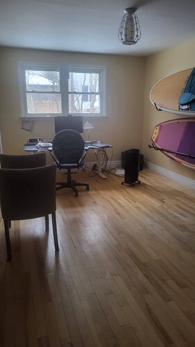  4 Kilometers from Ottawa City center Manor Park  4 Bed with  an Office.