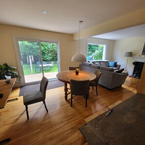 Fernseher, Bücher, Stereoanlage, Computerbildschirme